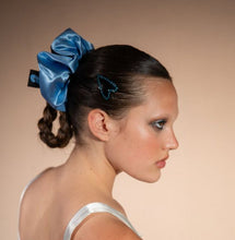 画像をギャラリービューアに読み込む, Chunks / Large Silk Scrunchie in Black + Blue (シュシュ)
