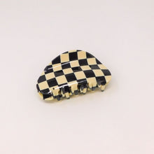 画像をギャラリービューアに読み込む, Chunks / Checker Claw in Black + White
